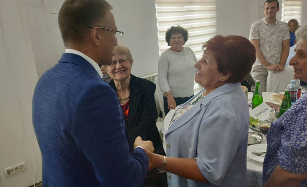 Цвеће за бака Грозду: Стефановић обрадовао чланицу СНС са Звездаре (ВИДЕО)